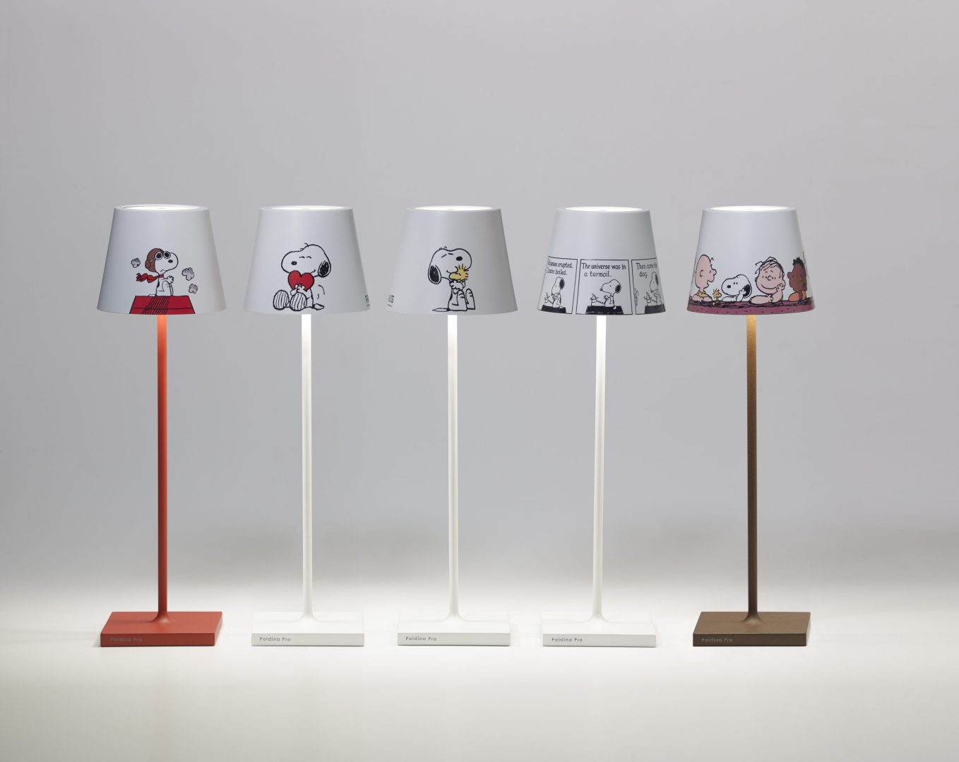 ZAFFERANO Lampada portatile Poldina in edizione speciale personalizzata con i personaggi creati da Charles Schulz.